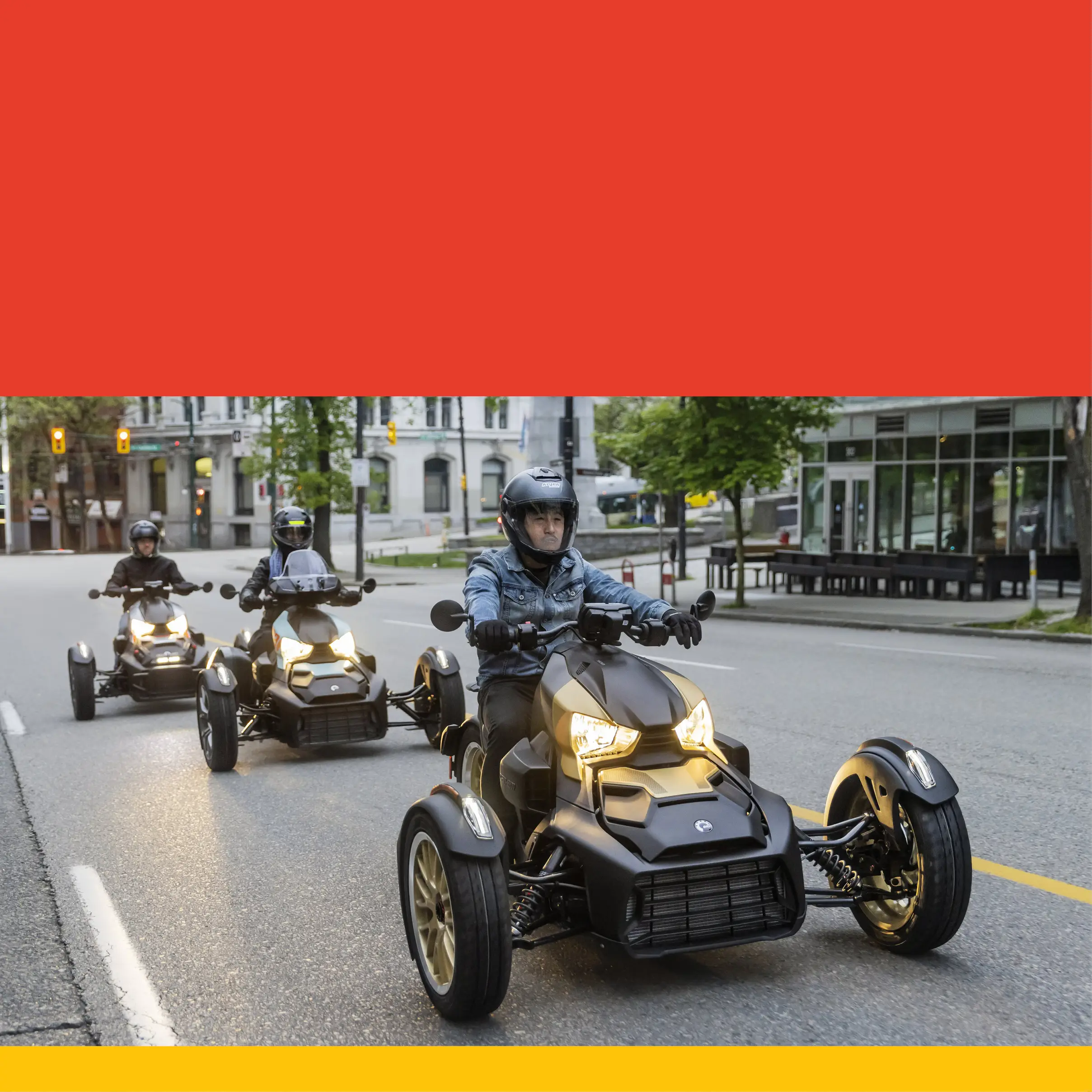 Plusieurs 3 roues Can-Am Ryker se suivant en pleine ville